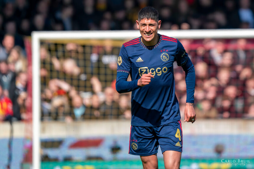 Edson Álvarez con uniforme azul de Ajax durante un encuentro en abril de 2023