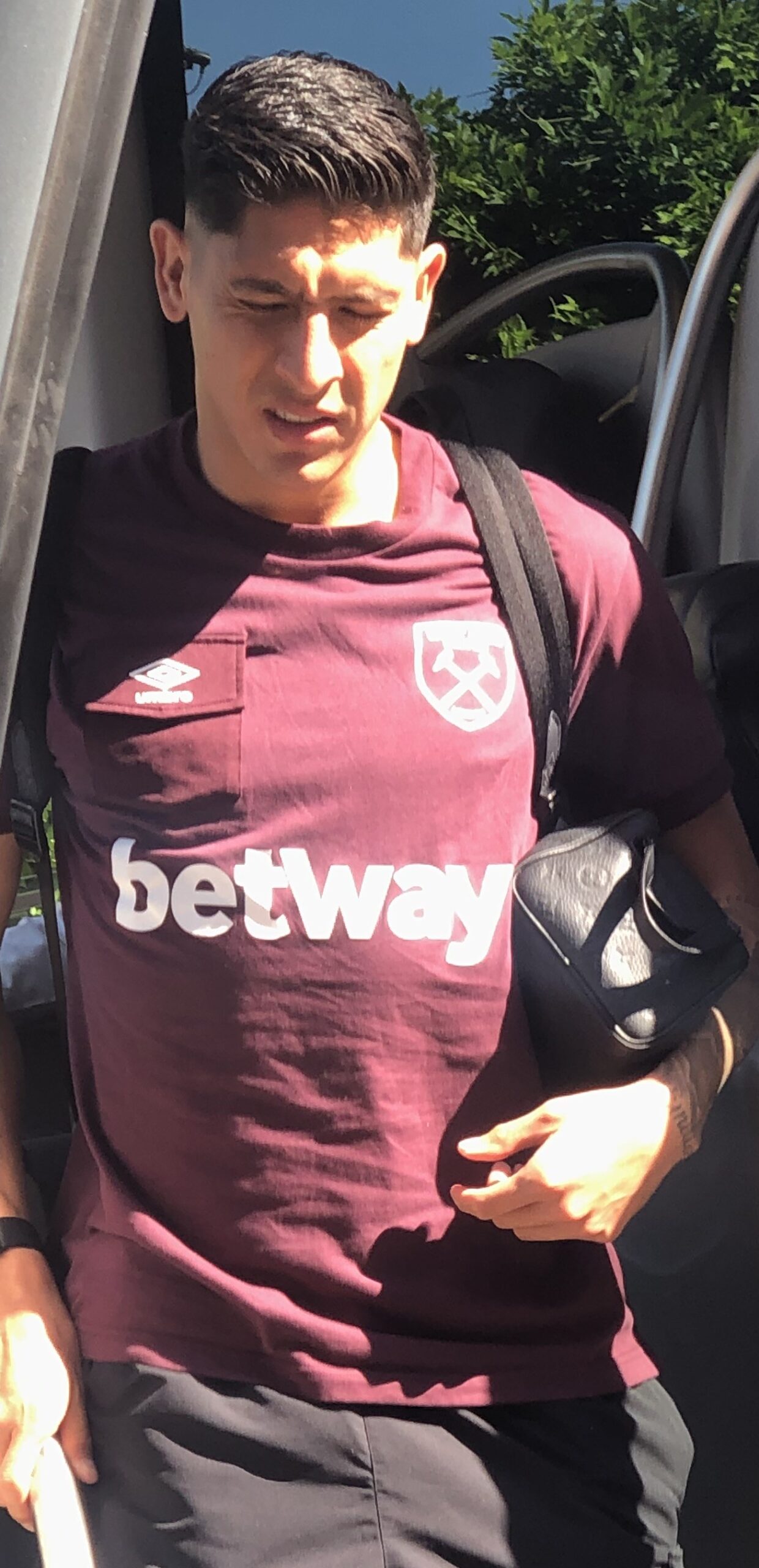 Edson Álvarez con ropa de West Ham llega a Craven Cottage en septiembre de 2024