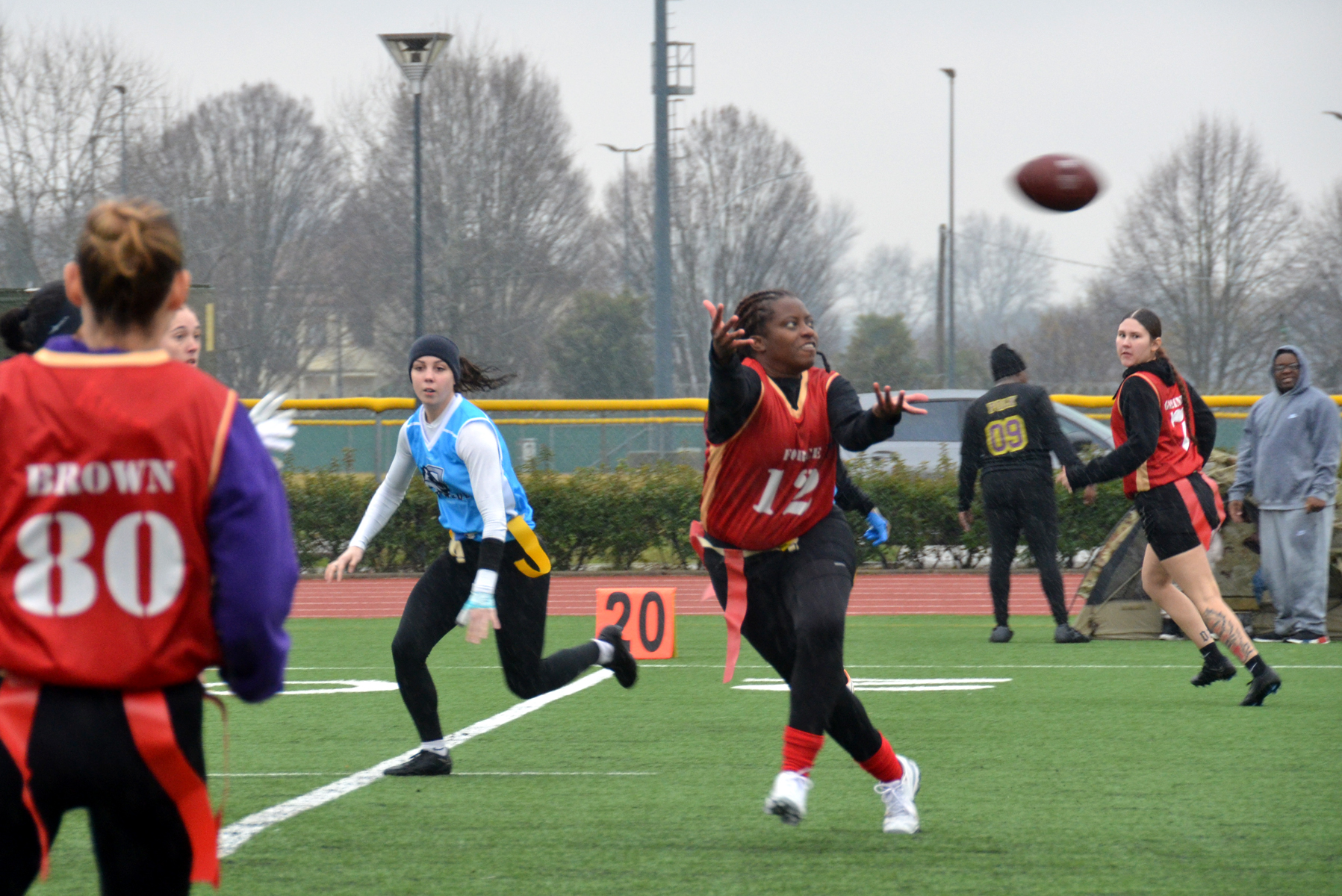Jugadoras de Force y West Wolves disputan un partido de flag football en Vicenza en febrero de 2024