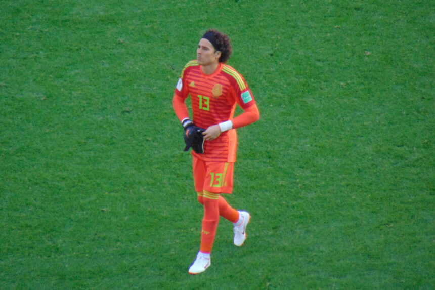 Guillermo Ochoa con uniforme naranja de México en el Mundial de Rusia 2018