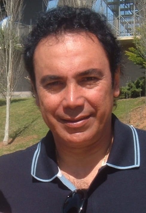 Hugo Sánchez, con polo oscuro de ribete blanco, en un retrato de archivo