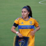 Jacqueline Ovalle con Tigres antes de un amistoso ante North Carolina Courage en julio de 2025