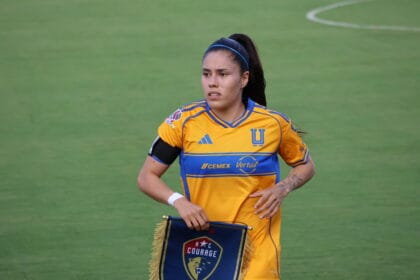 Jacqueline Ovalle con Tigres antes de un amistoso ante North Carolina Courage en julio de 2025