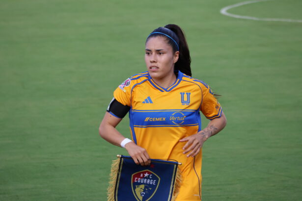 Jacqueline Ovalle con Tigres antes de un amistoso ante North Carolina Courage en julio de 2025