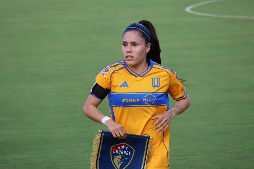 Jacqueline Ovalle con Tigres antes de un amistoso ante North Carolina Courage en julio de 2025