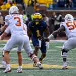 Jaishawn Barham, con el dorsal 1 de Michigan, ante la ofensiva de Texas en septiembre de 2024