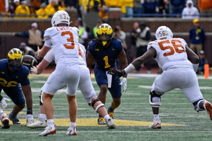 Jaishawn Barham, con el dorsal 1 de Michigan, ante la ofensiva de Texas en septiembre de 2024