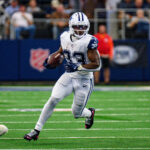 Javonte Williams, número 33 de Dallas Cowboys, corre con el balón ante Washington en octubre de 2025