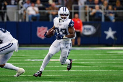 Javonte Williams, número 33 de Dallas Cowboys, corre con el balón ante Washington en octubre de 2025
