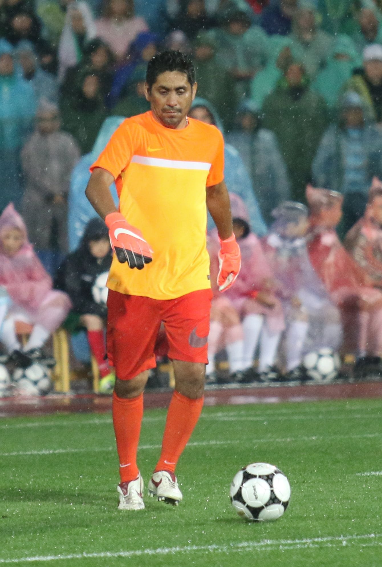Jorge Campos con uniforme de portero naranja en una fotografía de archivo de mayo de 2016
