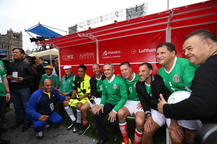Jorge Campos, de amarillo, y Alberto García Aspe, con el dorsal 10, junto a veteranos de México en julio de 2017