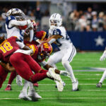 KaVontae Turpin protege el balón mientras defensores de Washington intentan detenerlo en octubre de 2025