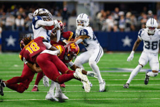 KaVontae Turpin protege el balón mientras defensores de Washington intentan detenerlo en octubre de 2025