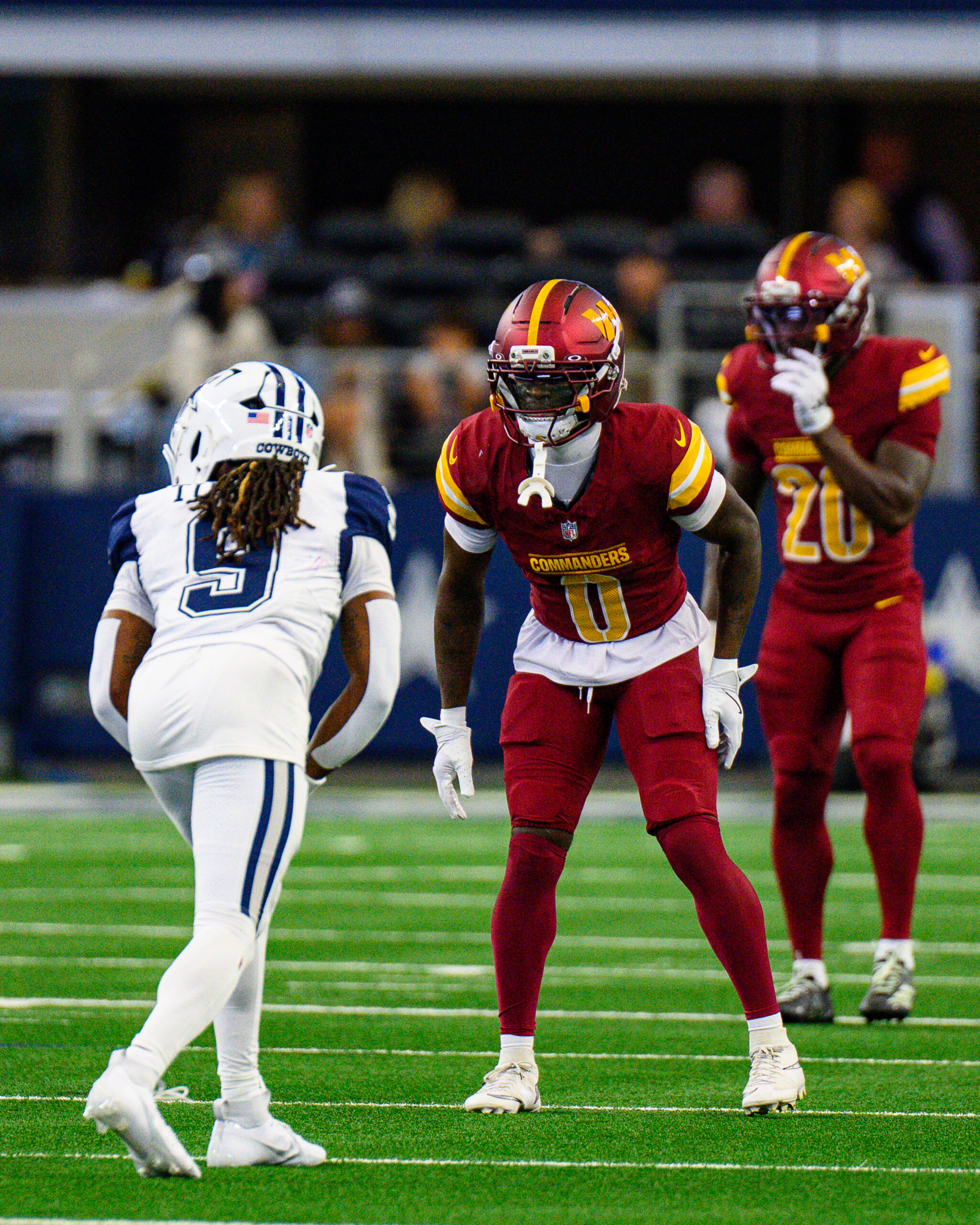 KaVontae Turpin, de espaldas con el número 9 de Cowboys, frente a un defensor de Washington en octubre de 2025