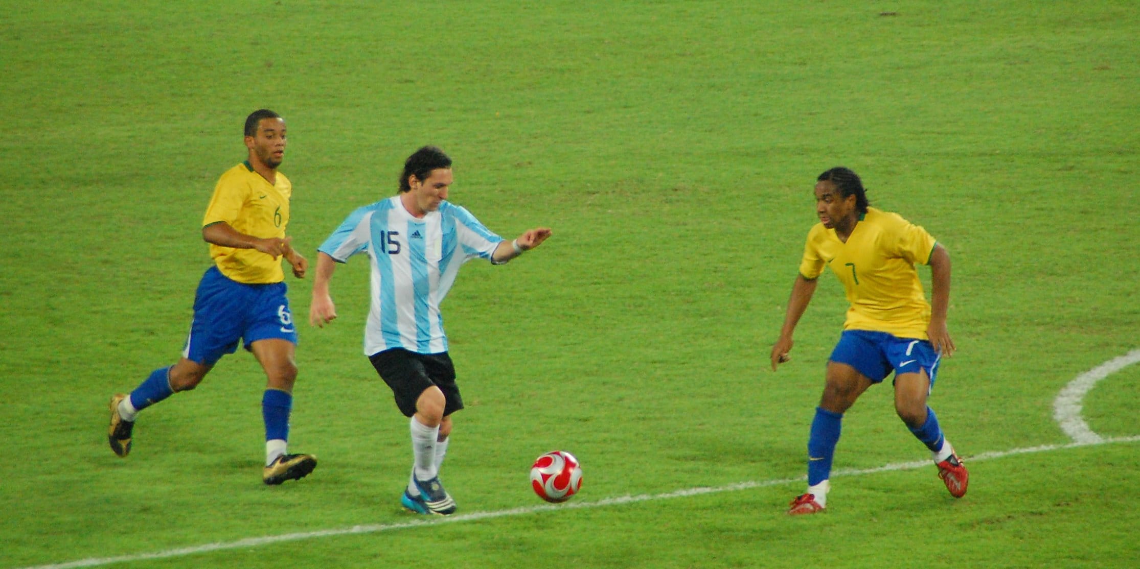 Lionel Messi controla el balón con Argentina ante Brasil en Beijing 2008, en una imagen de archivo
