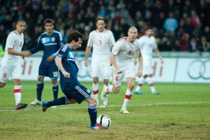 Lionel Messi remata con Argentina ante Suiza en febrero de 2012, el año de sus 91 goles
