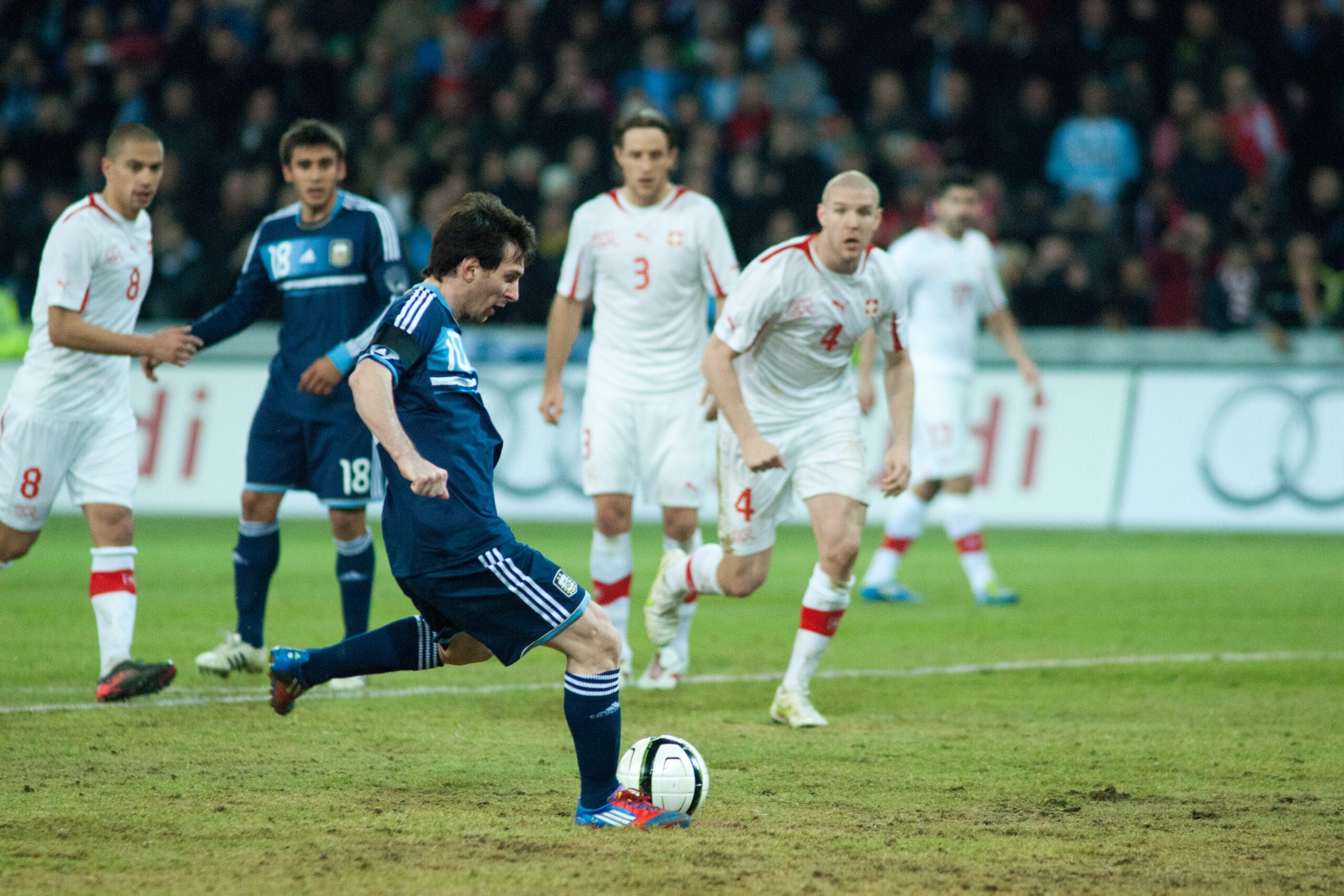 Lionel Messi remata con Argentina ante Suiza en una fotografía de archivo de febrero de 2012