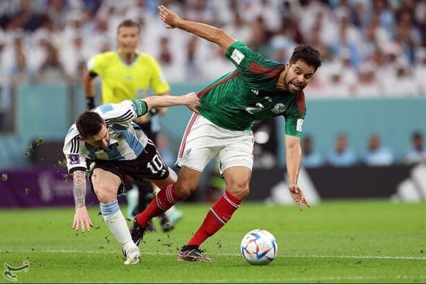 Lionel Messi disputa el balón con Néstor Araujo en Argentina contra México del Mundial de Catar 2022