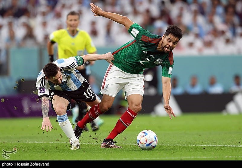 Lionel Messi disputa el balón con Néstor Araujo en Argentina contra México del Mundial de Catar 2022