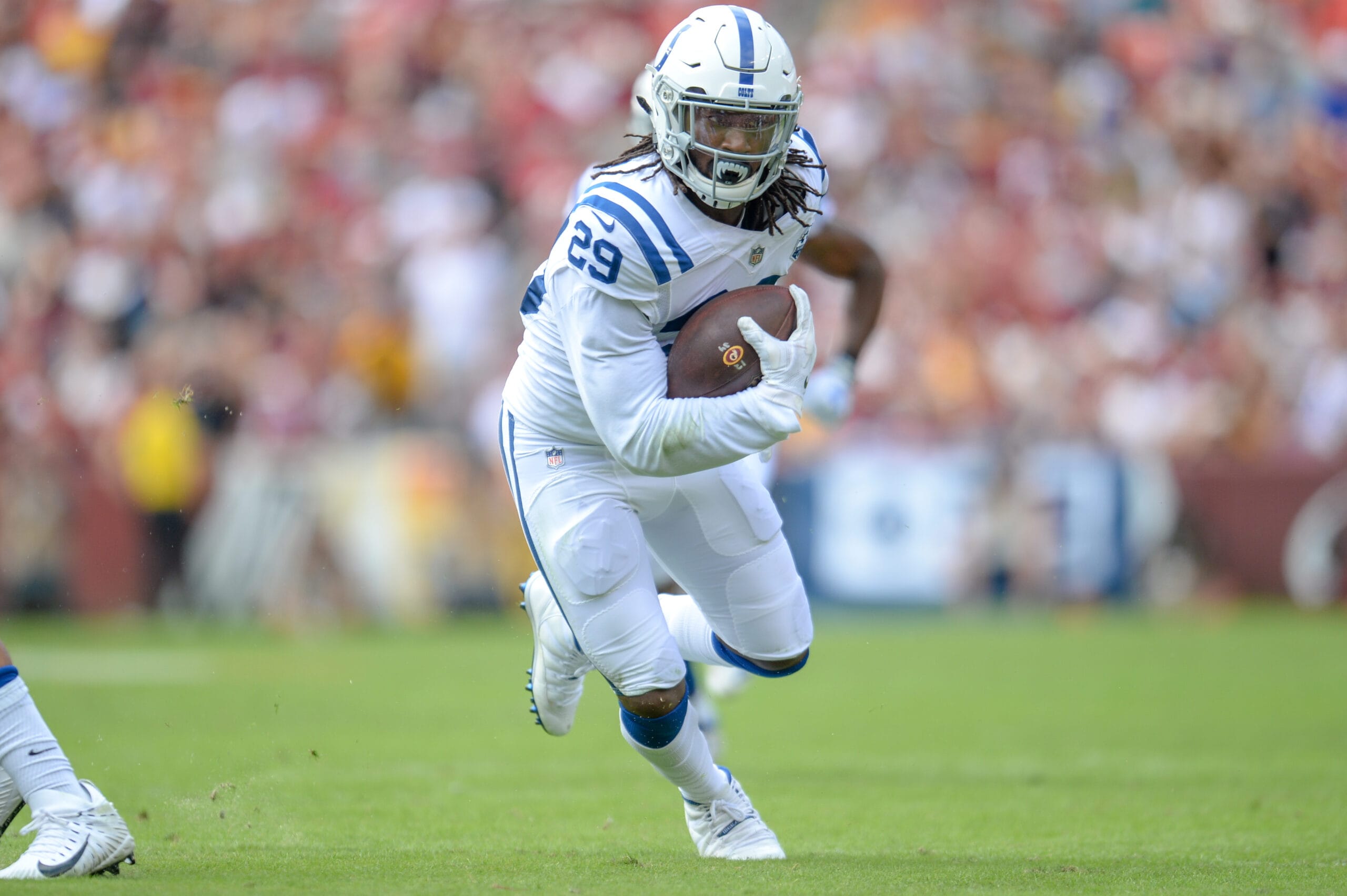 Malik Hooker con el balón y uniforme de Indianapolis Colts durante un partido de septiembre de 2018