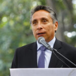 Manuel Negrete habla con un micrófono durante un acto en Coyoacán el 20 de agosto de 2019