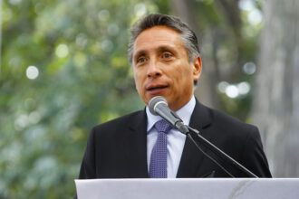 Manuel Negrete habla con un micrófono durante un acto en Coyoacán el 20 de agosto de 2019