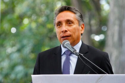 Manuel Negrete habla con un micrófono durante un acto en Coyoacán el 20 de agosto de 2019