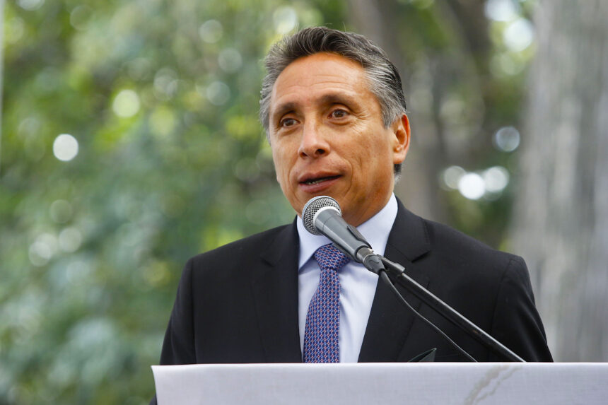 Manuel Negrete habla con un micrófono durante un acto en Coyoacán el 20 de agosto de 2019
