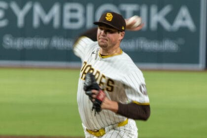 Mason Miller ejecuta un lanzamiento con el uniforme de San Diego