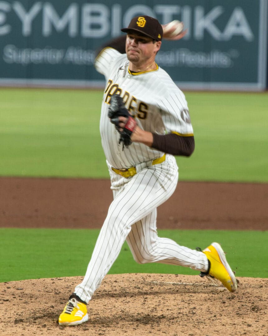 Mason Miller ejecuta un lanzamiento con el uniforme de San Diego