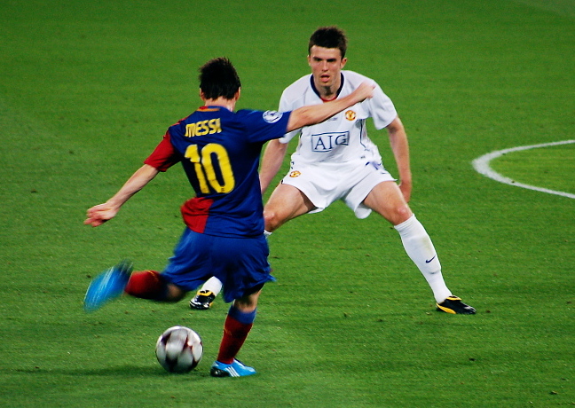 Lionel Messi remata desde fuera del área ante Manchester United en la final de Champions de 2009