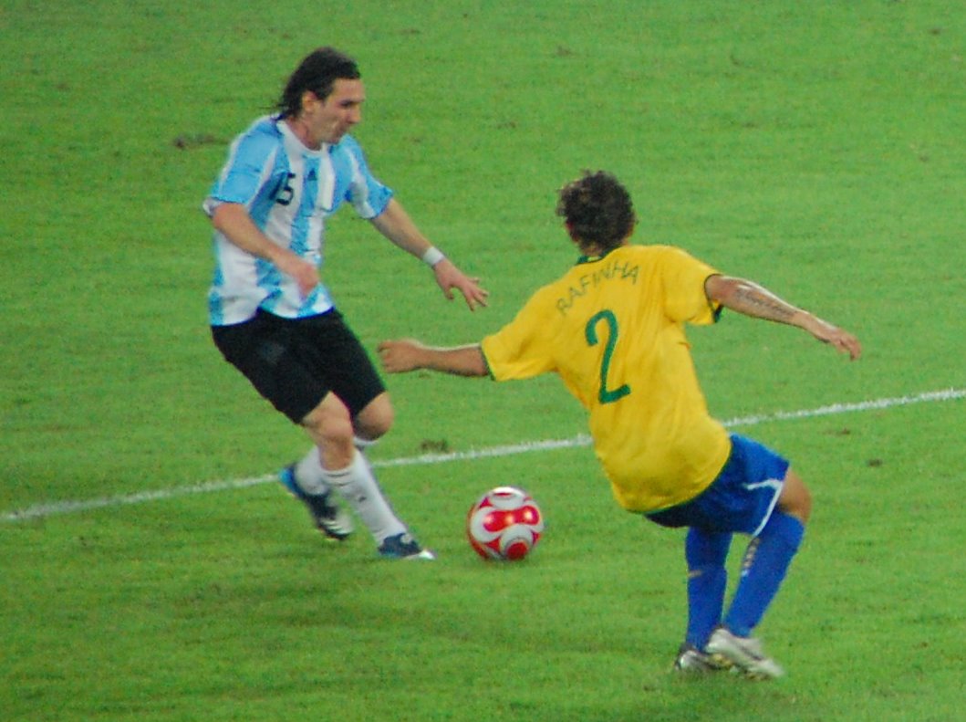 Lionel Messi disputa el balón con Rafinha durante Argentina contra Brasil en Beijing 2008