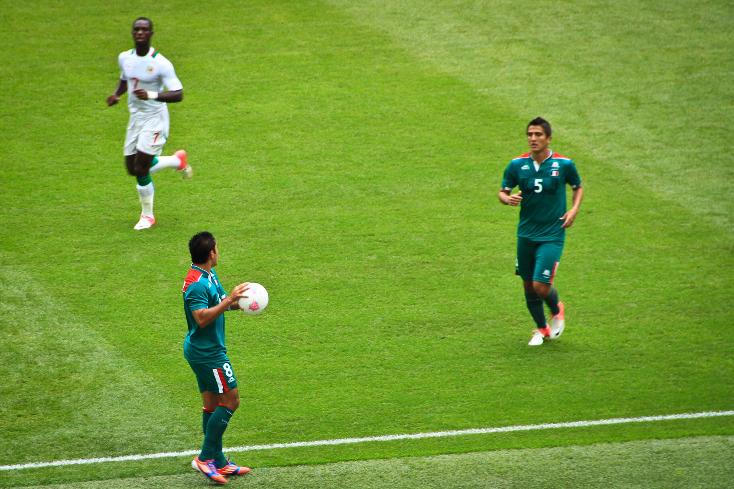 México se prepara para un saque de banda frente a Senegal durante el torneo olímpico de Londres 2012