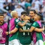 Jugadores de México se abrazan en el partido contra Alemania durante el Mundial de Rusia 2018