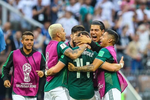 Jugadores de México se abrazan en el partido contra Alemania durante el Mundial de Rusia 2018