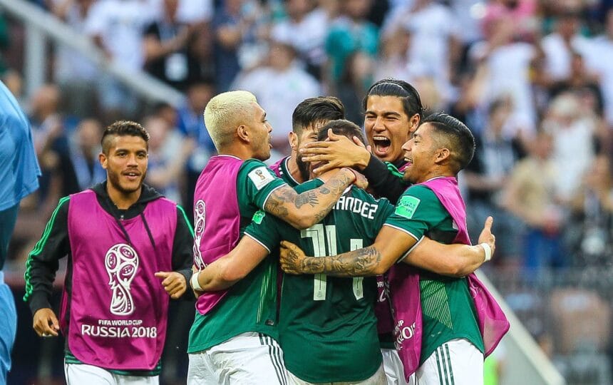 Jugadores de México se abrazan en el partido contra Alemania durante el Mundial de Rusia 2018