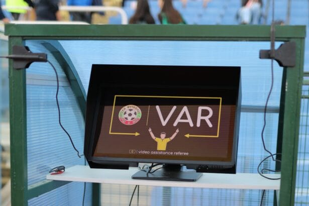 Monitor y equipo de comunicación del VAR junto al campo en Sofía