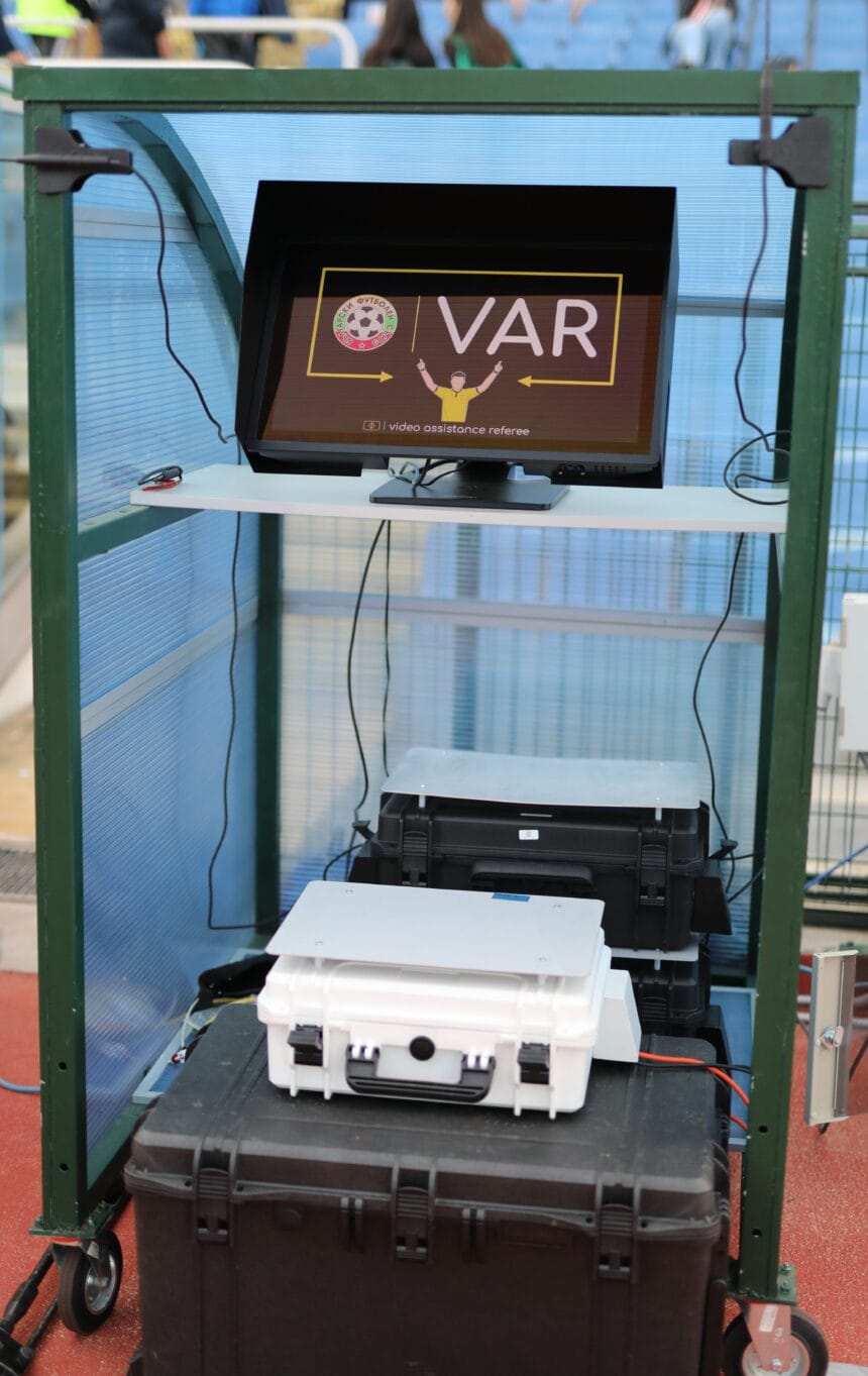 Monitor y equipo de comunicación del VAR junto al campo en Sofía