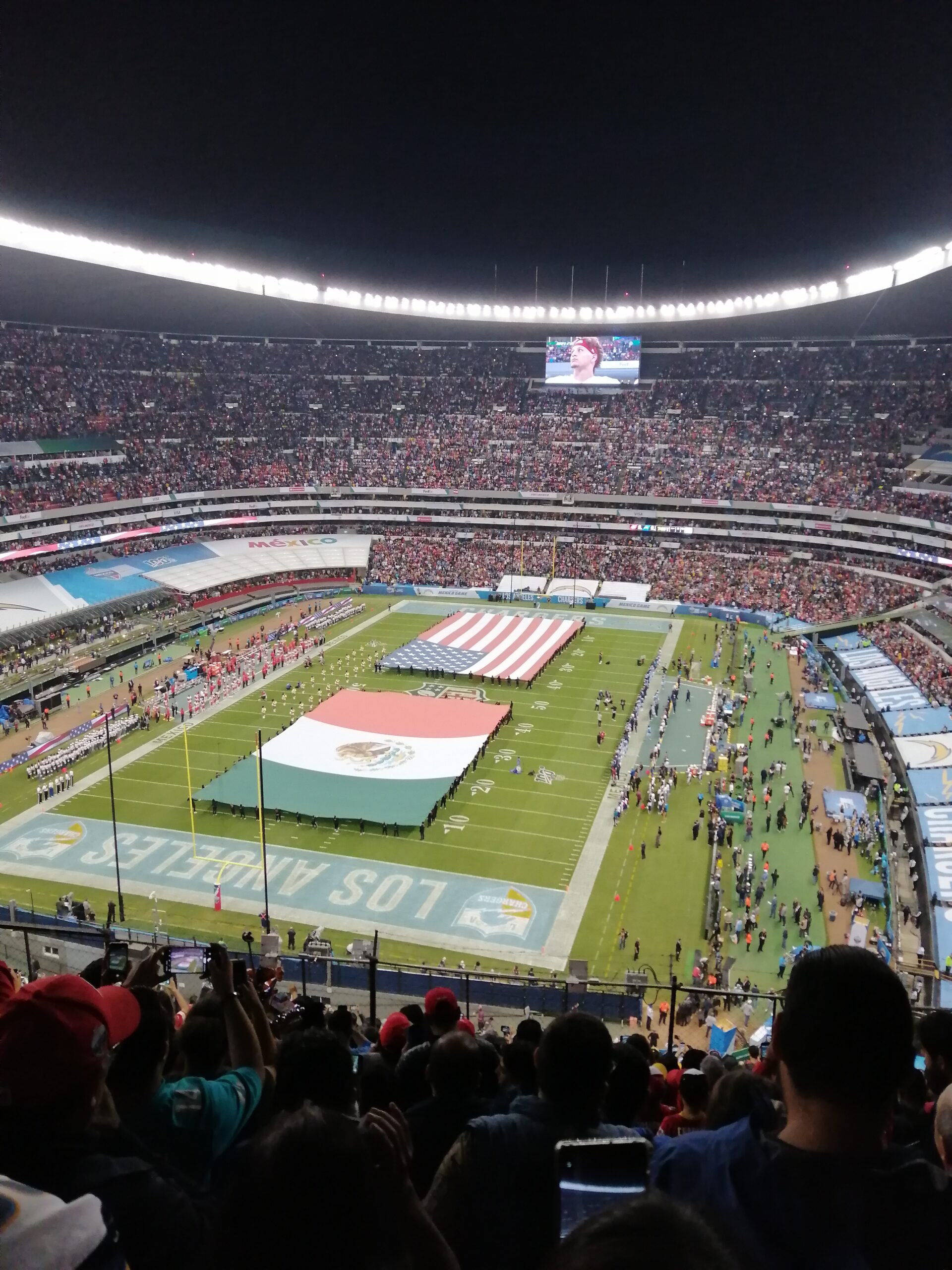 Banderas de México y Estados Unidos sobre el campo del Estadio Azteca antes de un partido de NFL en 2019