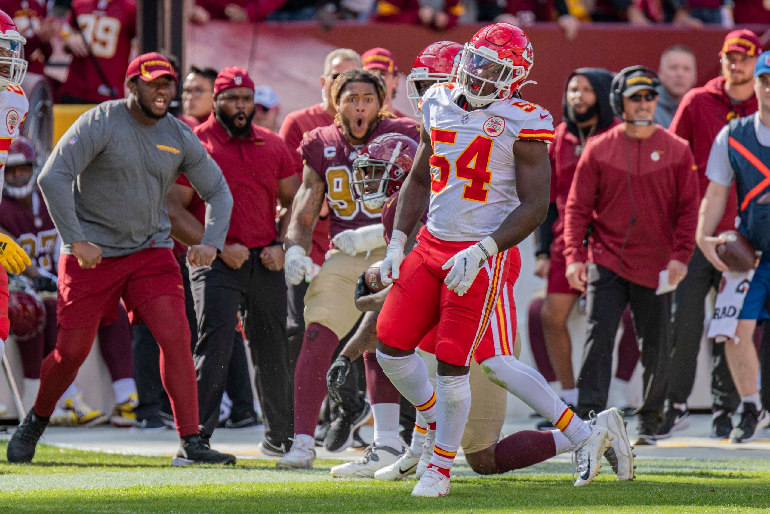 Nick Bolton, con el dorsal 54 de Kansas City Chiefs, durante un partido ante Washington en octubre de 2021