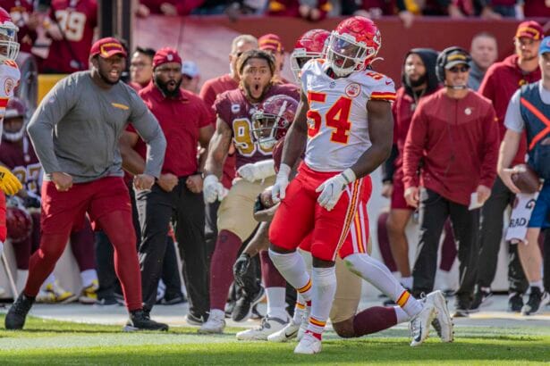 Nick Bolton, con el dorsal 54 de Kansas City Chiefs, durante un partido ante Washington en octubre de 2021