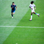 Oribe Peralta disputa el balón con Abdoulaye Ba durante México contra Senegal en Londres 2012