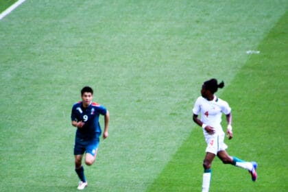 Oribe Peralta disputa el balón con Abdoulaye Ba durante México contra Senegal en Londres 2012