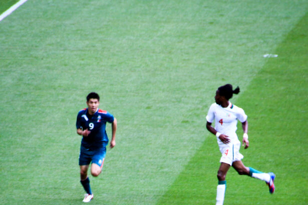 Oribe Peralta disputa el balón con Abdoulaye Ba durante México contra Senegal en Londres 2012