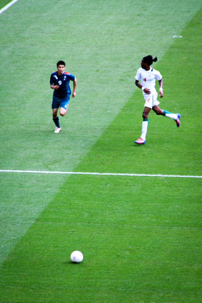 Oribe Peralta disputa el balón con Abdoulaye Ba durante México contra Senegal en Londres 2012
