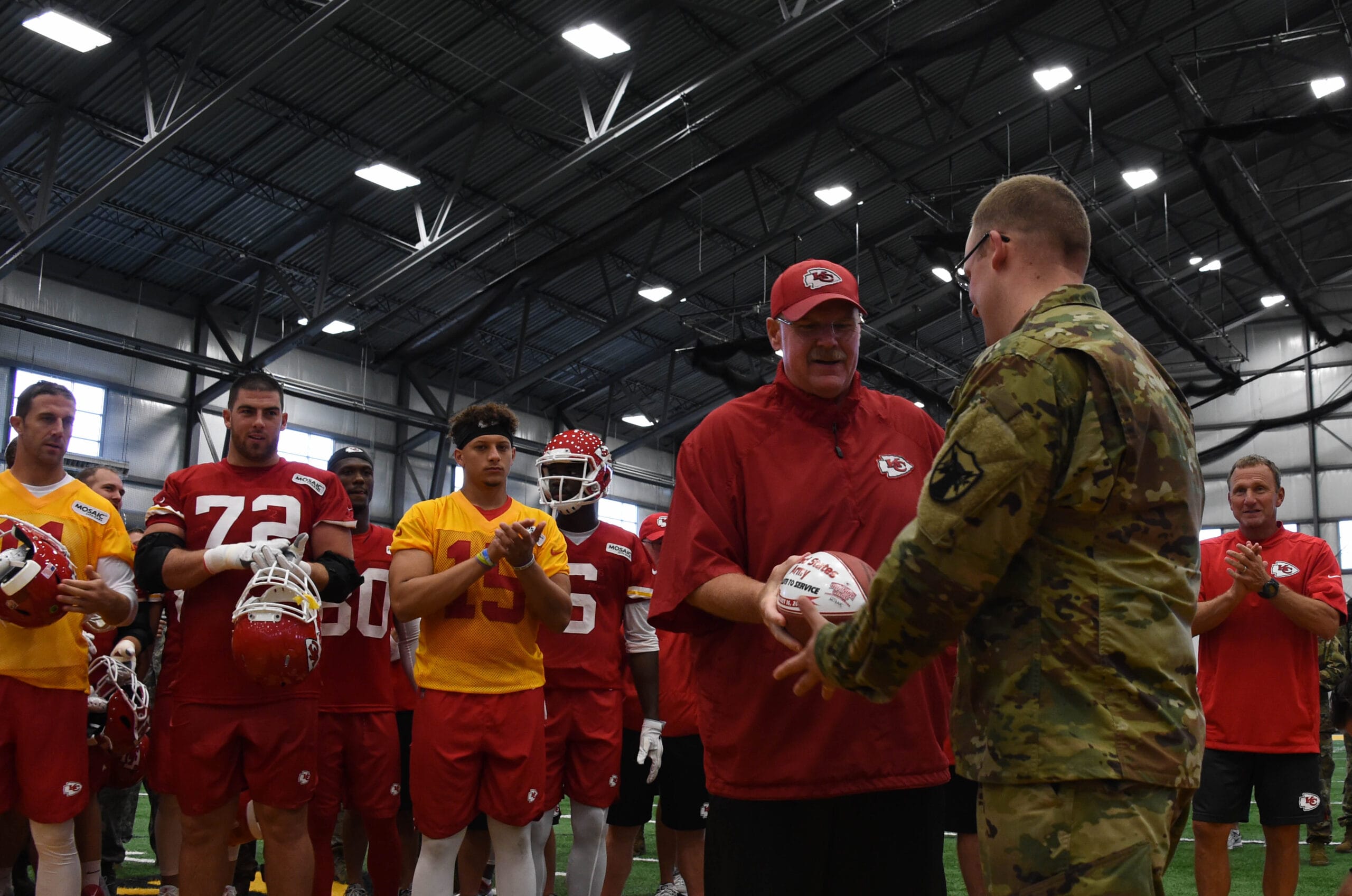 Patrick Mahomes y Alex Smith observan a Andy Reid durante un homenaje militar en el campamento de Chiefs de agosto de 2017