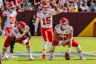 Patrick Mahomes prepara un pase con Kansas City durante un partido ante Washington en octubre de 2021