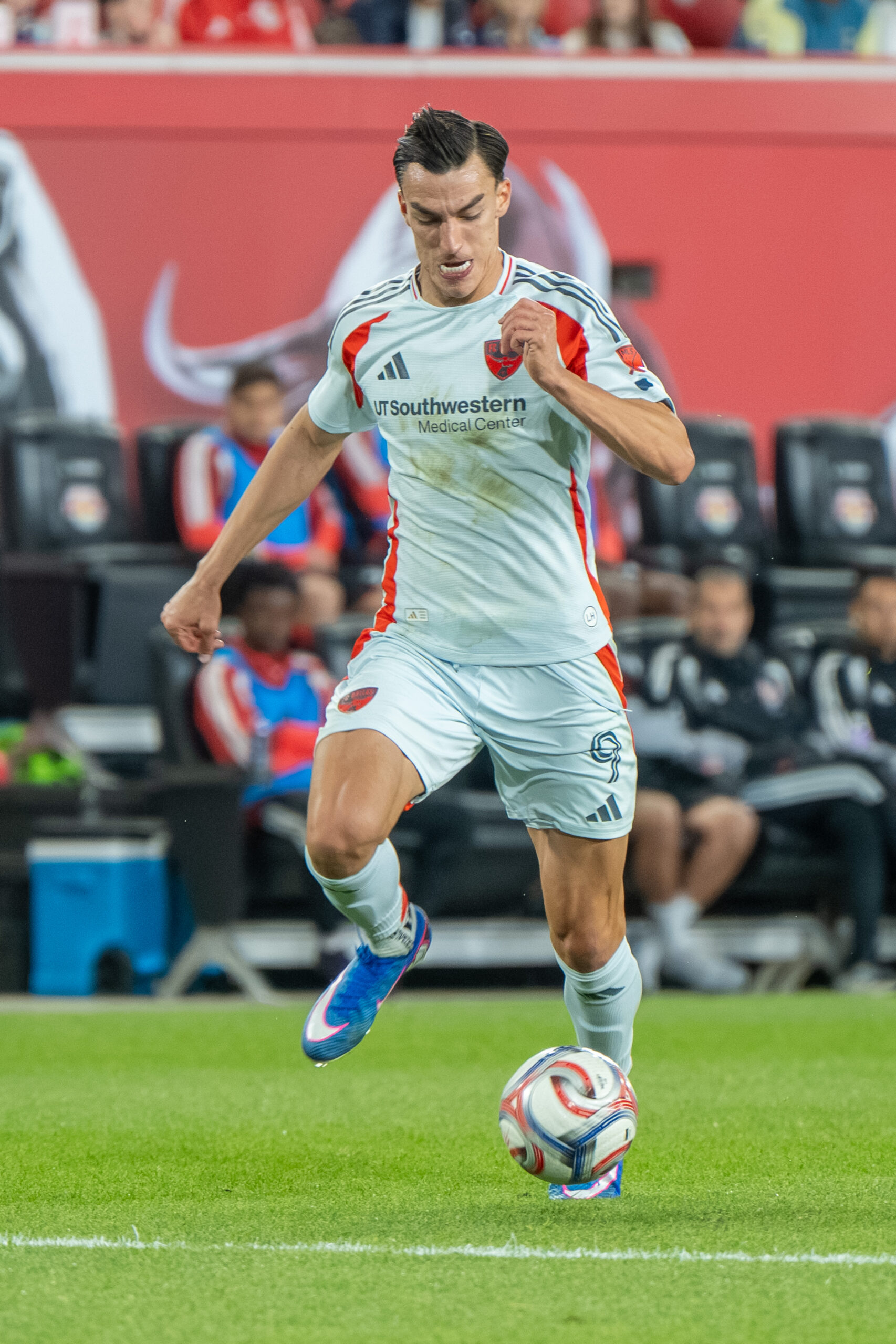 Petar Musa conduce el balón con FC Dallas ante New York Red Bulls en mayo de 2026