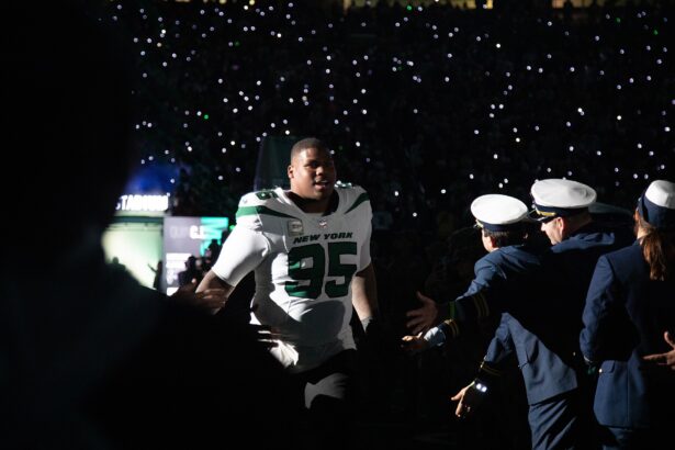 Quinnen Williams, con el uniforme blanco y verde de los Jets, sale al campo ante Chargers en noviembre de 2023
