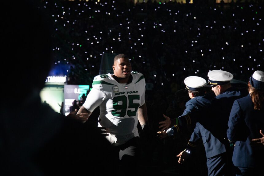 Quinnen Williams, con el uniforme blanco y verde de los Jets, sale al campo ante Chargers en noviembre de 2023
